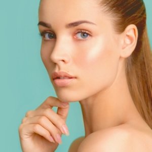 Model with hydrated plump skin - B5 Serum results
